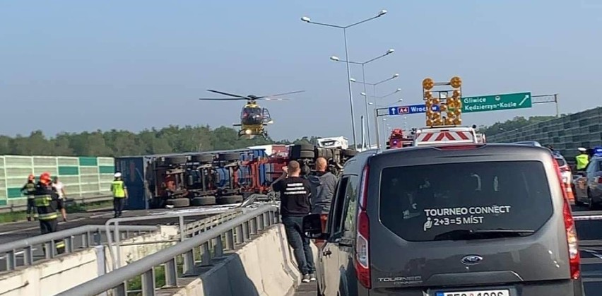 Wypadek w Gliwicach na A4 [ZDJĘCIA]. Zablokowana autostrada, TIR uderzył w bariery [ZDJĘCIA]