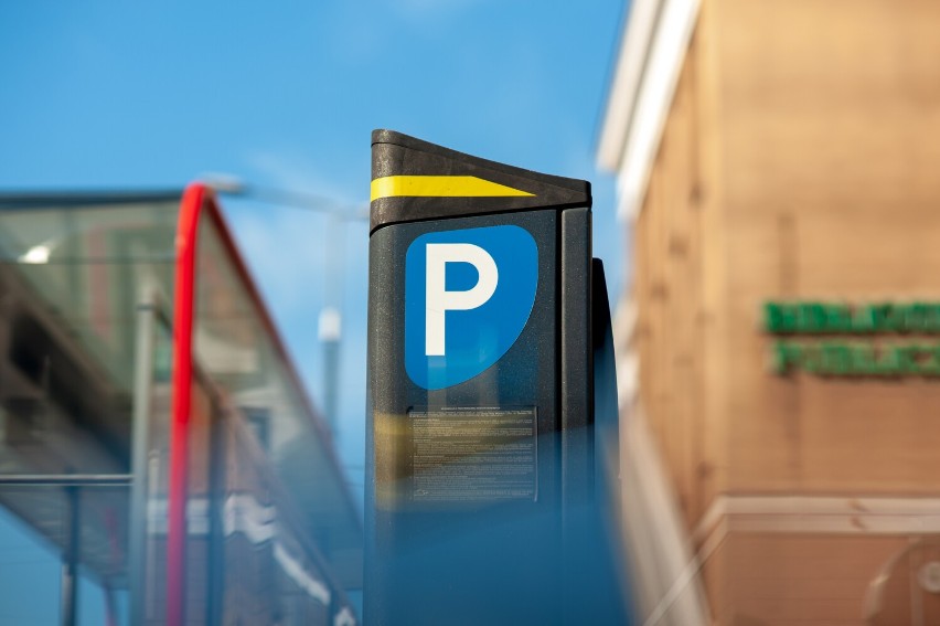 Nowy abonament parkingowy w Warszawie. Radni przyjęli...