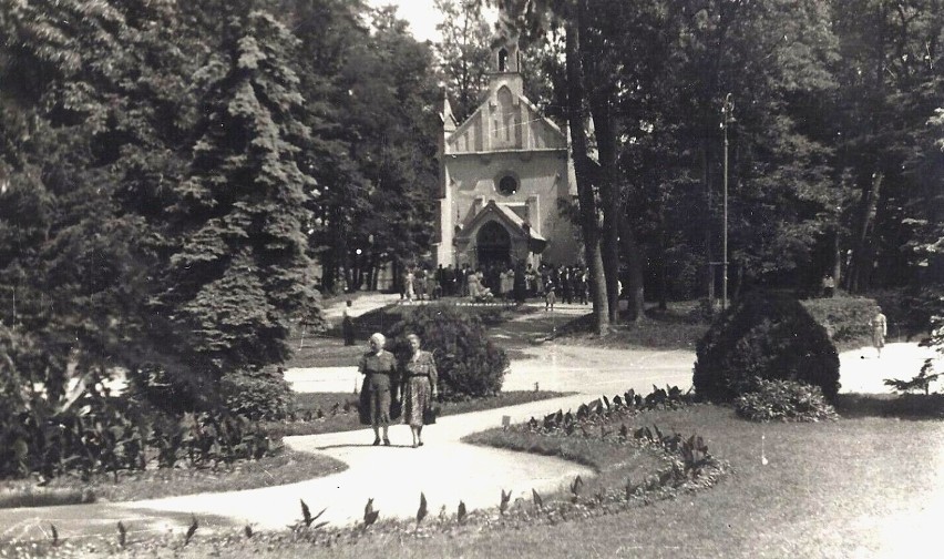 22 kwietnia 1955 , Pomnik Tadeusza Kościuszki i turystka....