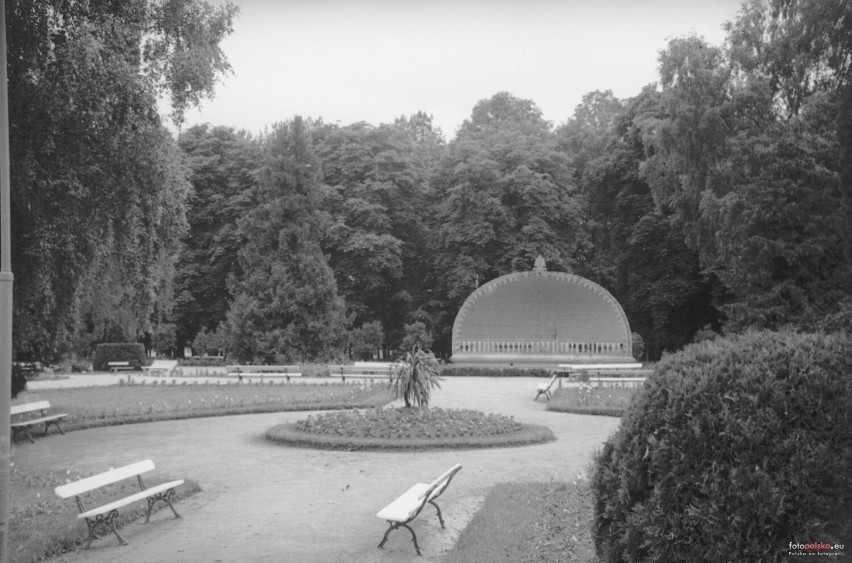 22 kwietnia 1955 , Pomnik Tadeusza Kościuszki i turystka.