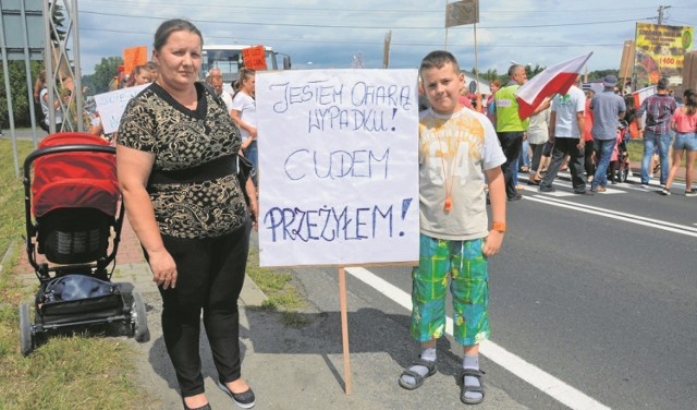 Janek Brzeski w ubiegłym roku został potrącony na przejściu w Uszwi. Teraz razem z mamą protestuje.