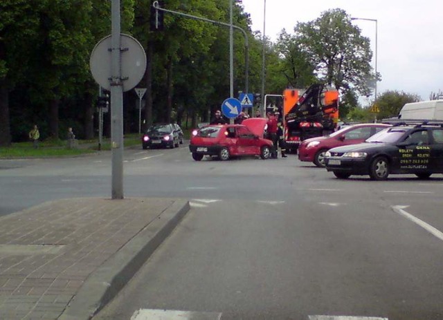 Problem w tym, że kiedy z prawego pasa jeździło się tylko w prawo na krzyżówce częściej dochodziło do kolizji