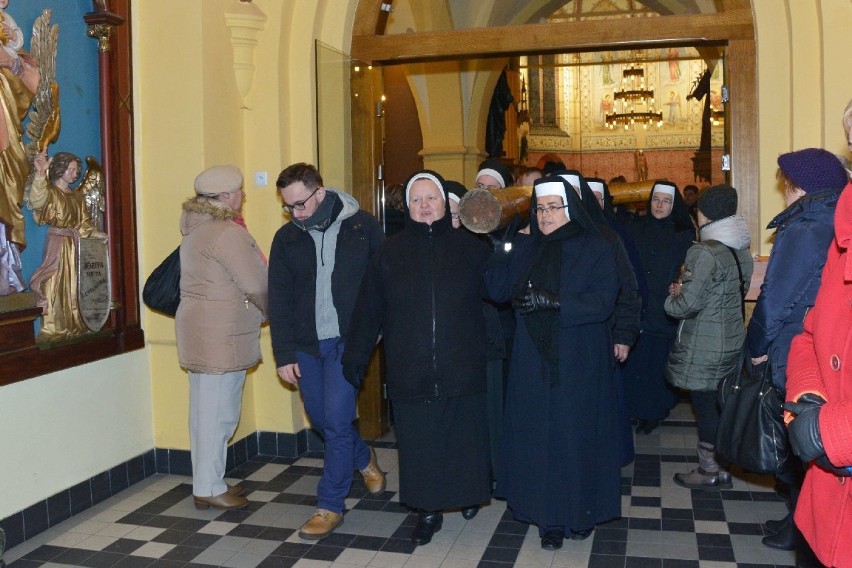 Mieszkańcy modlili się na ulicach Rydułtów o Pszowa

ZOBACZ...