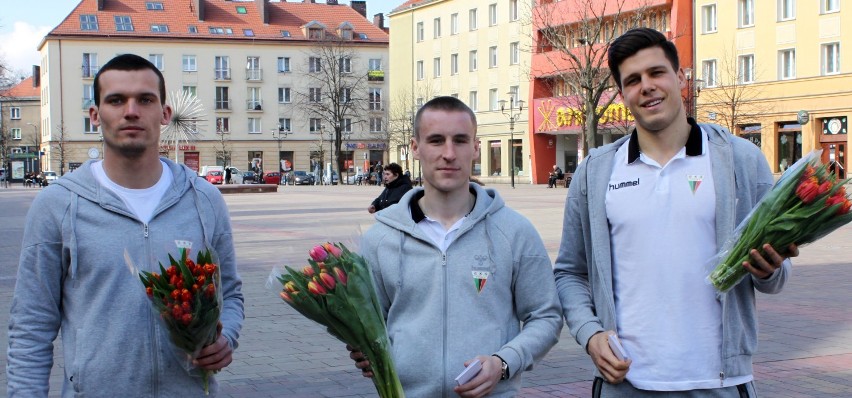 Piłkarze GKS Tychy wręczali kwiaty
