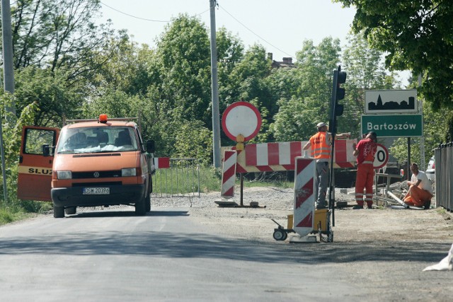 Od dzisiaj Bartoszów jest nieprzejezdny, rozpoczął się remont drogi.