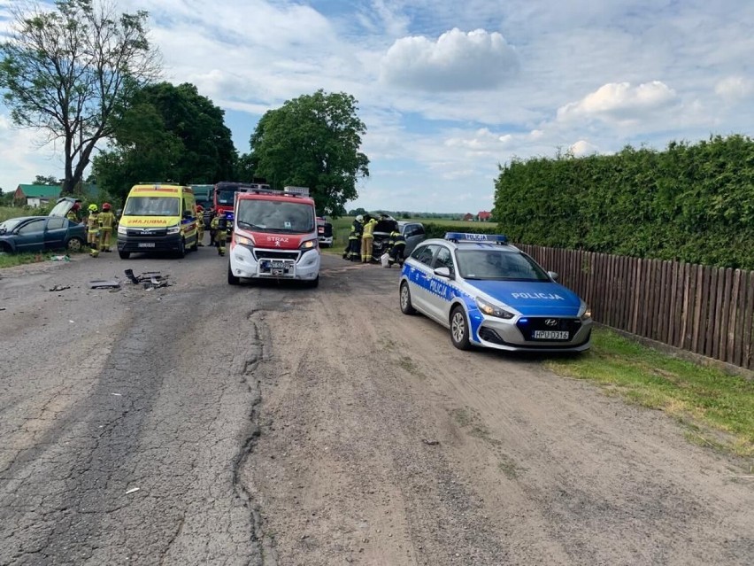 Czołowe zderzenie w Pakosławiu. Jedna osoba została przetransportowana do szpitala