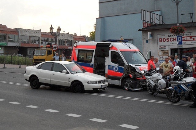 Wypadek w Częstochowie na ulicy Mirowskiej. Karetka pogotowia ratunkowego zderzyła się z audi FOTO