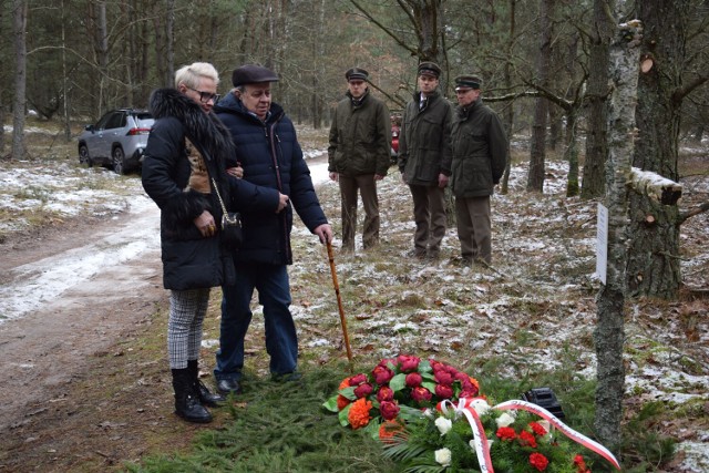 Bliscy Bolesława Stachowiaka składają kwiaty na miejscu jego kaźni