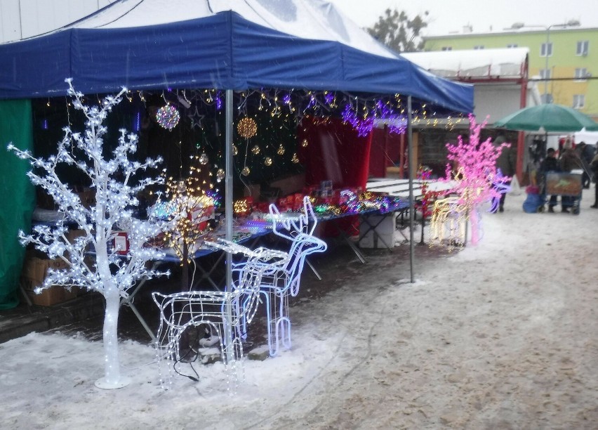 Zobacz ceny dekoracji świątecznych na targu w Radomiu na...