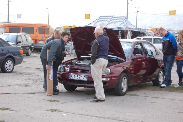 W mieście i regionie działa kilkadziesiąt komisów i salonów. Mimo to co niedzielę tłumy przewijają się przez giełdę na MPK