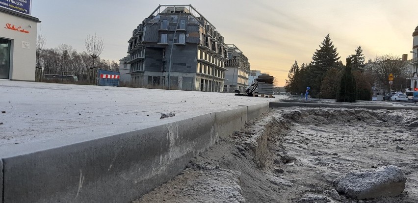 Wciąż rozkopana promenada czeka na ukończenie robót. Zobaczcie, na jakim etapie są prace [FILM]