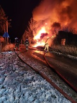 Pożar domu w Konarzynach w gm. Stara Kiszewa. Jedna osoba trafiła do szpitala. [ZDJĘCIA]