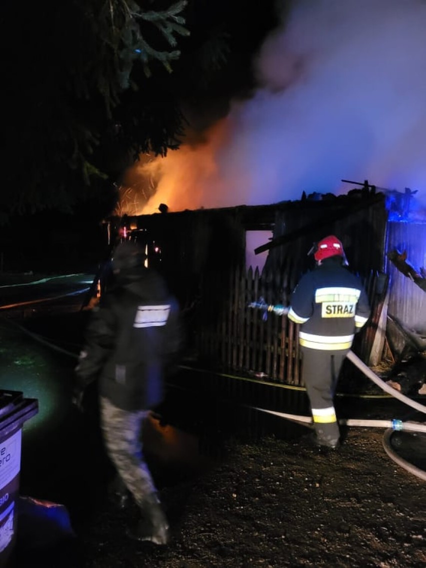 Pożar domu w Konarzynach w gm. Stara Kiszewa. Jedna osoba trafiła do szpitala. [ZDJĘCIA]