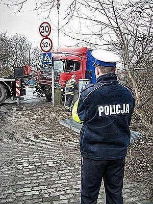 TIR przewrócił się na moście nad Kłodnicą [ZDJĘCIA, WIDEO]