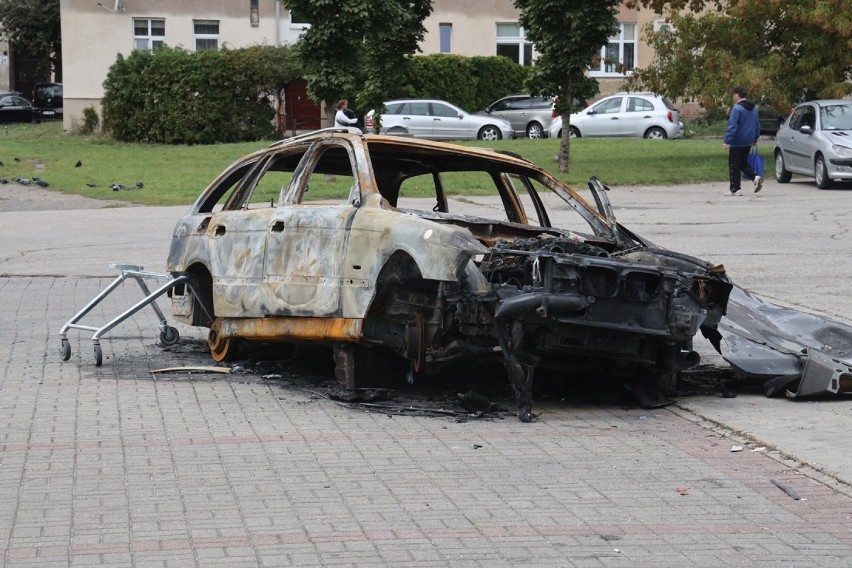 Legnica: Wraki aut zalegają na parkingach [ZDJĘCIA]