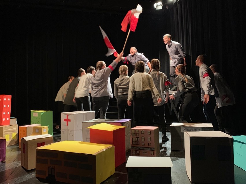 Teatr pełen emocji w wykonaniu uczniów szamotulskiej szkoły