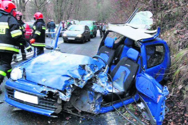 Wypadek Żegiestów: zderzenie fiata i mercedesa, ciężko ranna kobieta [ZDJĘCIA]