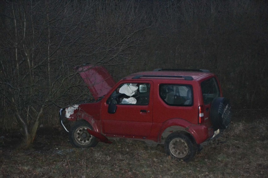 Wypadek na ul. Wałowej w Malborku. Suzuki wypadło z drogi na zakręcie