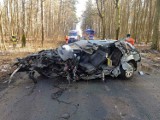Powiat stargardzki. Śmiertelny wypadek między miejscowościami Biała i Długie. Audi A4 uderzyło w drzewo. Nie żyje 49-letni kierowca