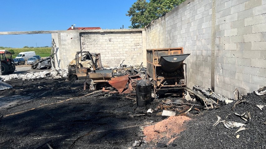 W wyniku pożaru w Glinie spłonęły garaże i hala magazynowa...