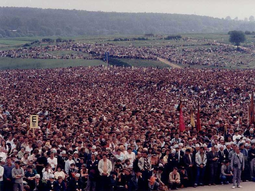 Wierni zgromadzeni na Czubach