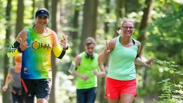 Żarski parkrun, każda sobota, godzina 9.00. W ramach parkrunu biegają też Paweł Andrzejewicz i Agnieszka Łojko, oboje pracują w SWISS KRONO. W tej żarskiej firmie biega kilkadziesiąt osób.