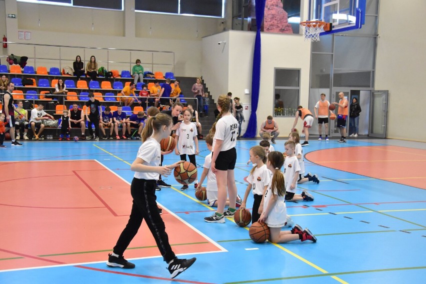 Trening młodych adeptów koszykówki z UKS Basket Regnum...