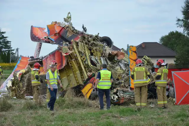 Wypadek samolotu pod Piotrkowem. Rozbił się Skyvan przewożący skoczków spadochronowych. Zginęły dwie osoby, 3.09.2022