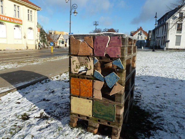 Ceramiczny Street Art: Wandale zniszczyli punkt wymiany książek w Chodzieży