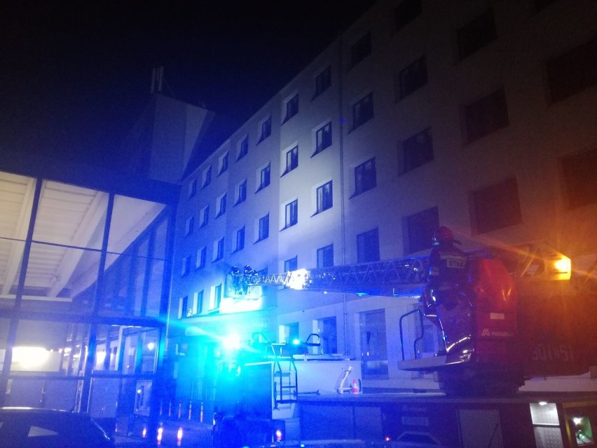 Pożar poczty w Katowicach. Palił się budynek Poczty Polskiej przy pl. Oddziałów Młodzieży Powstańczej ZDJĘCIA, WIDEO