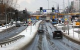 Sypnęło śniegiem w Legnicy. Zobaczcie na zdjęciach jaki jest stan dróg w mieście
