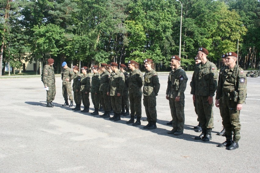 Studenci Akademii Marynarki Wojennej w koszarach 1 L.bz.
