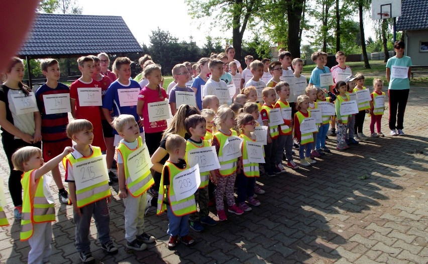 „Sprintem do maratonu”. Przedszkolaki Zespołu Szkolno-Przedszkolnego w Nądni biegają - 20 maja 2016 [Zdjęcia