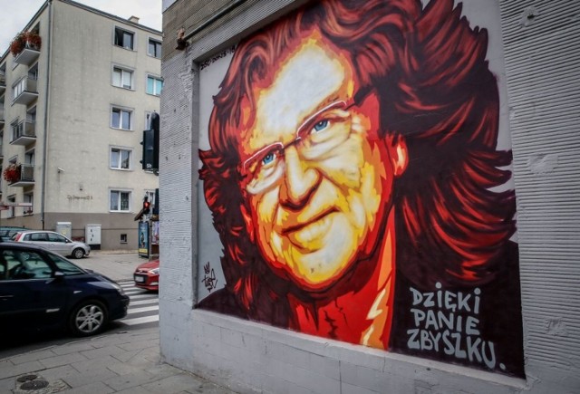 Niedawno na ścianie budynku we Wrzeszczu, przy ulicy Do Studzienki, pojawił się piękny mural z wizerunkiem wspaniałego artysty Zbigniewa Wodeckiego. Przypomnijmy, że znakomity muzyk zmarł 22 maja 2017 roku w Warszawie. Mural to świetny pomysł dla uczczenia pamięci o Wodeckim.