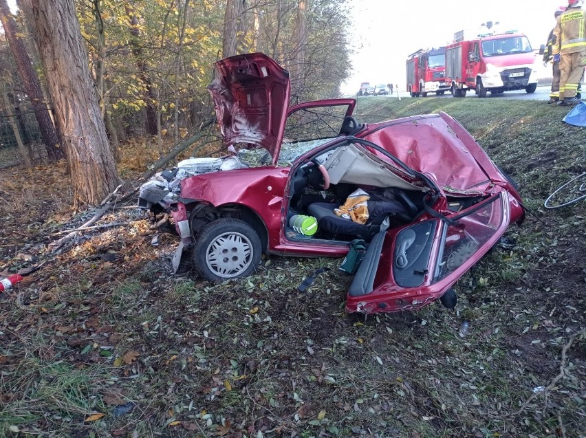 Wypadek na trasie Rakoniewice - Rostarzewo. Samochód osobowy rozbił się o drzewo