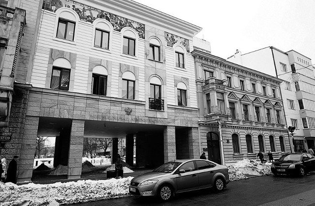 Nowa część budynku sądu nawiązuje do secesyjnej stylistyki tego fragmentu ul. Piotrkowskiej.
