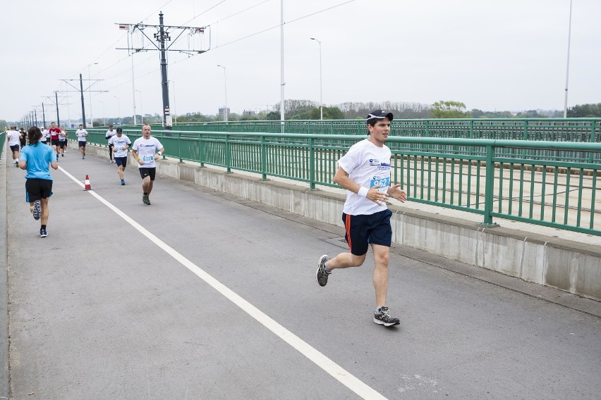 Bieg przez most 2015. Amatorzy biegania pokonali 10 km na...