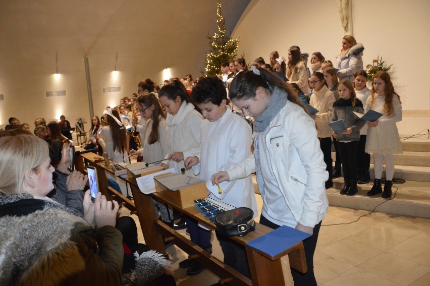 „W kole kolędujmy” - uczniowie dali koncert na osiedlu Chabrów w Opolu