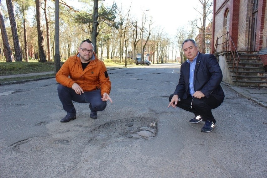 Dziury pokazują Grzegorz Szyszka i Zbigniew Mazur. Zdjęcie...