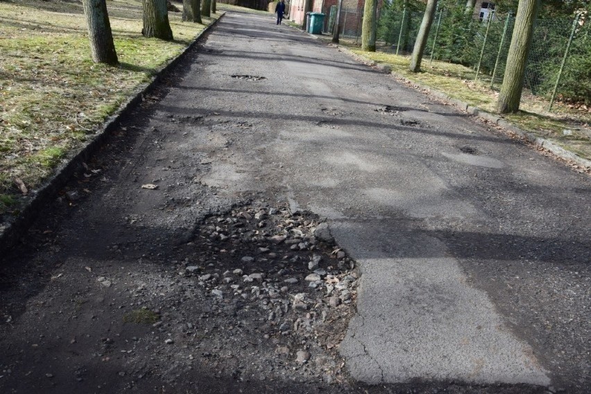 Ogromny krater na głównej drodze