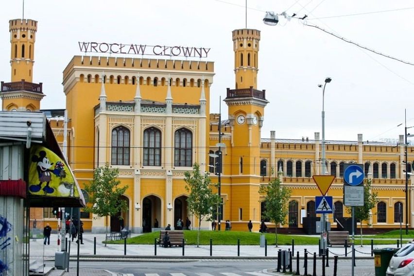 Wrocław: Za oknem jesień, a przed Dworcem Głównym ciągle wiosna (ZDJĘCIA)