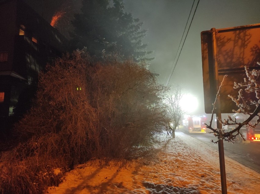 Policjanci ostrzegli o pożarze domu w Zduńskiej Woli. Strażacy ugasili ogień ZDJĘCIA