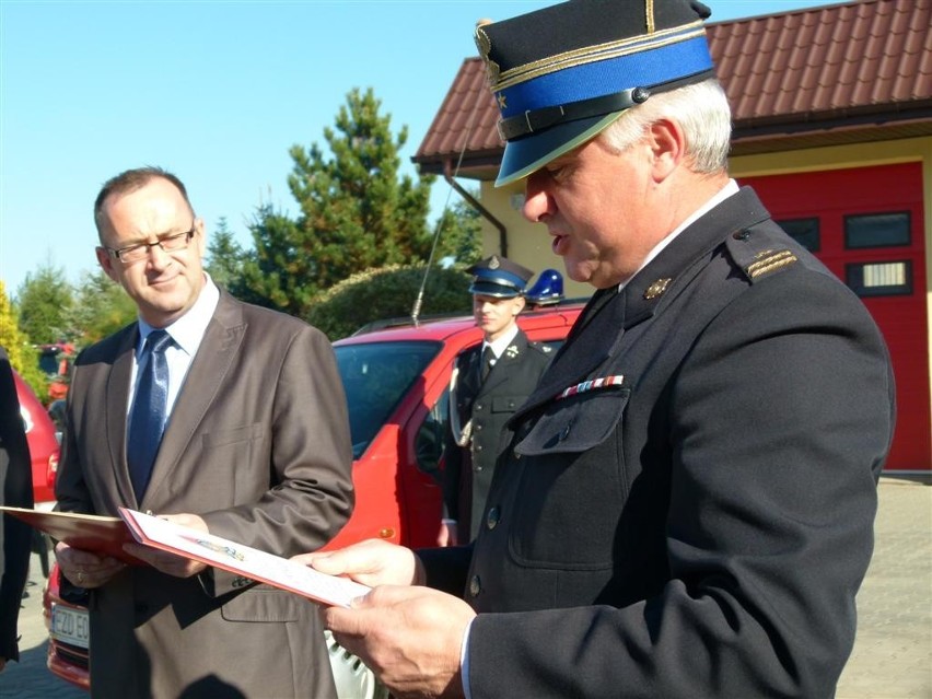 OSP Zborowskie dostało dwa auta od zawodowej straży