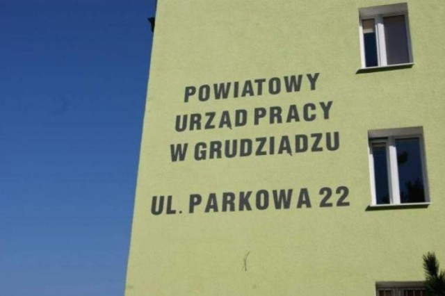 Powiatowy Urząd Pracy w Grudziądzu mieści się przy ul. Parkowej 22. Na czas pandemii - sprawy można załatwiać drogą elektroniczną. Kontakty bezpośrednie z pracownikami zostały zawieszone.