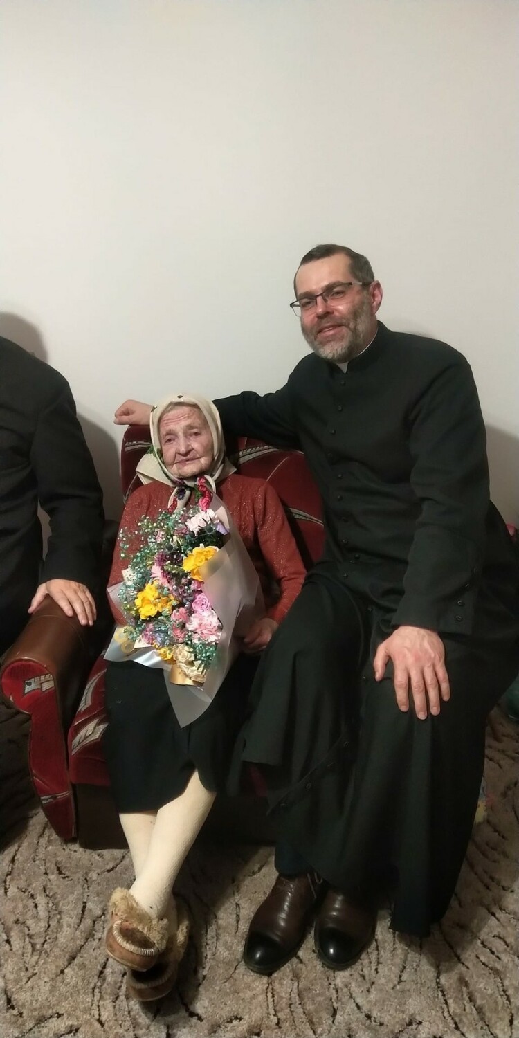 Najstarsza mieszkanka Podkarpacia skończyła 109 lat! Pani Anna Winiarska dostała piękny bukiet kwiatów
