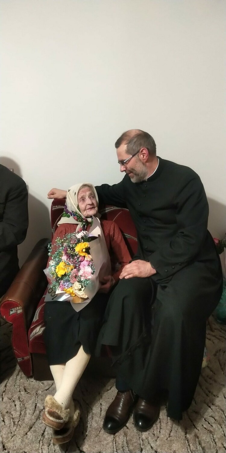 Najstarsza mieszkanka Podkarpacia skończyła 109 lat! Pani Anna Winiarska dostała piękny bukiet kwiatów