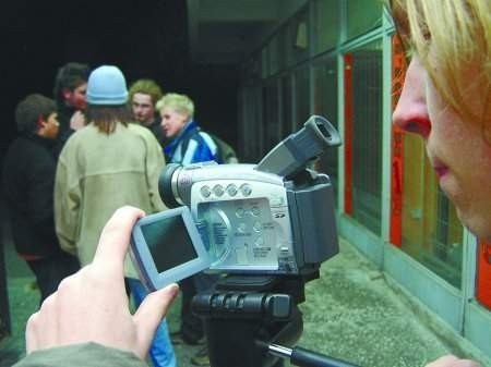 Młodzi wałbrzyscy filmowcy przekonują, że śmiać się można ze wszystkiego.   FOT. Kamil Drejer
