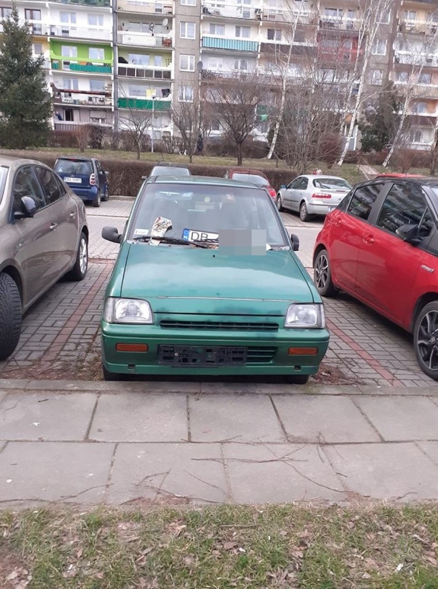 Senatorska 18 obok strzeżonego parkingu