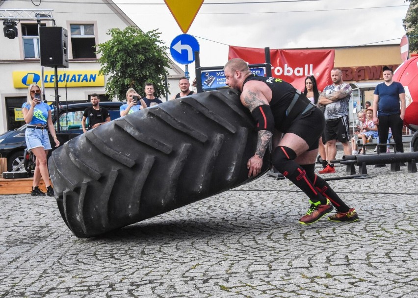 Obrzycko. Pokazy siłaczy i konkursy dla publiczności na pikniku strażackim