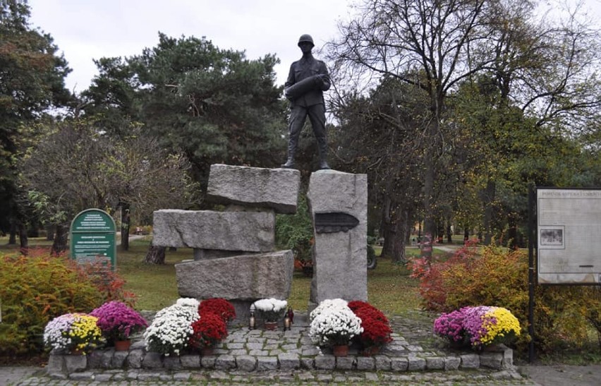 Uroczystości 11 listopada we Włodawie. Biało czerwone chryzantemy w miejscach pamięci - zobaczcie zdjęcia